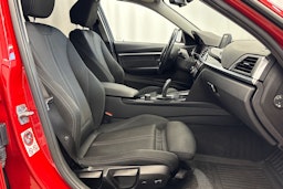 punainen BMW 330 2017 kuva 13.