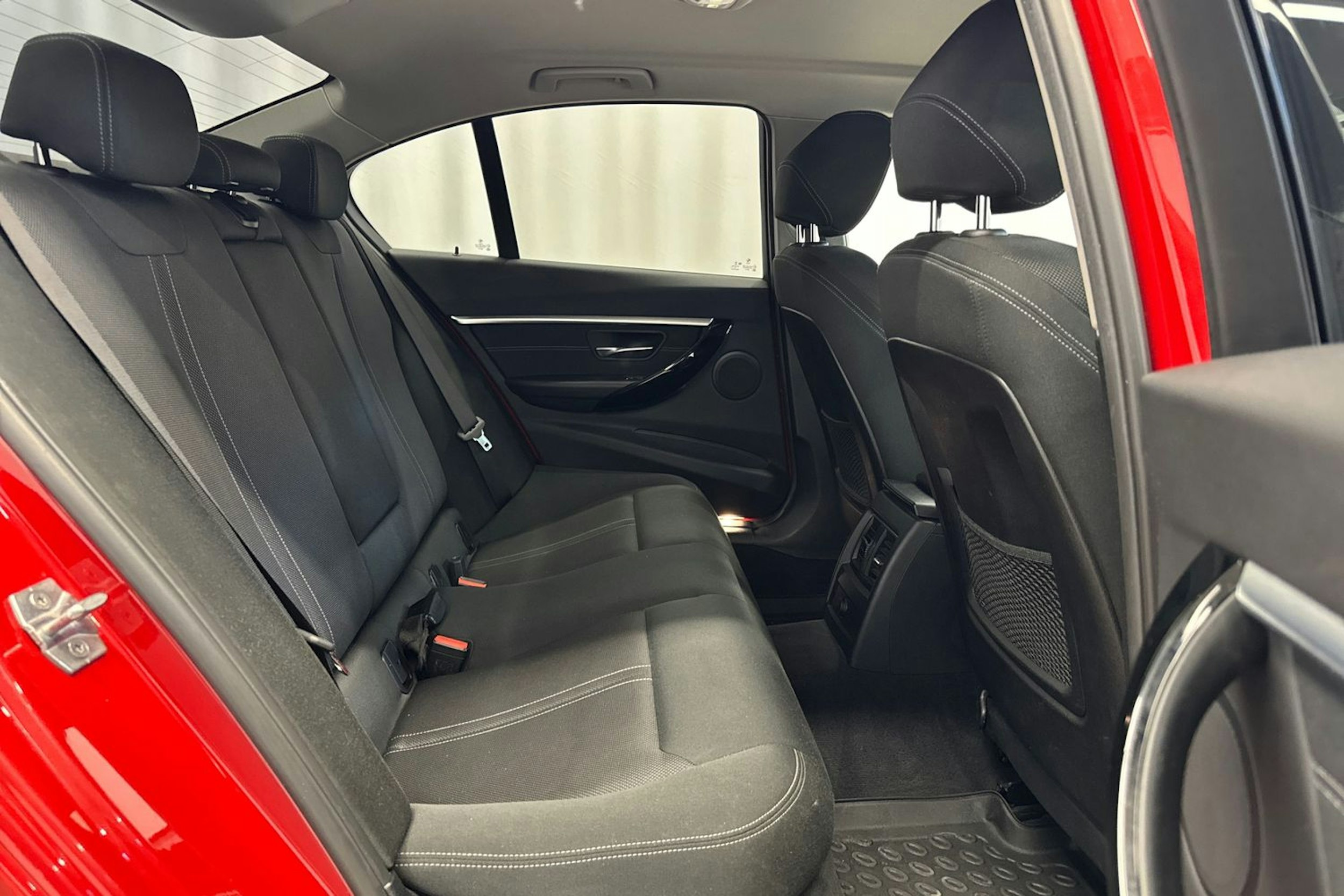 punainen BMW 330 2017 kuva 14.
