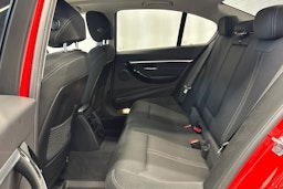 punainen BMW 330 2017 kuva 15.