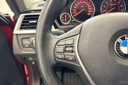 punainen BMW 330 2017 kuva 16.