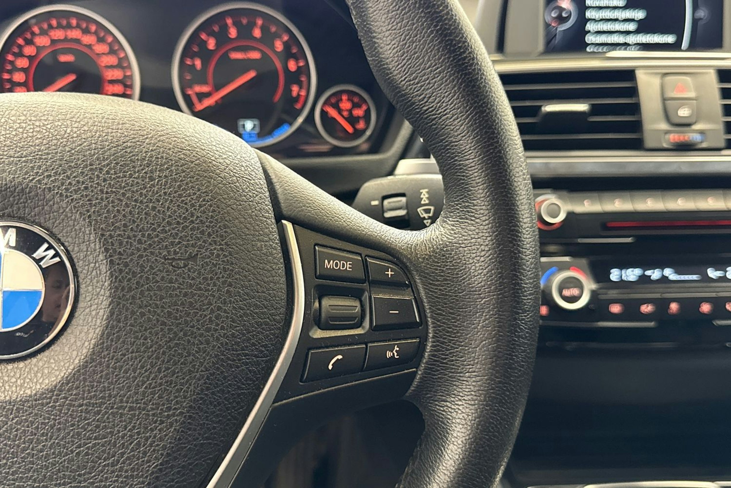 punainen BMW 330 2017 kuva 17.