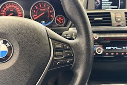 punainen BMW 330 2017 kuva 17.