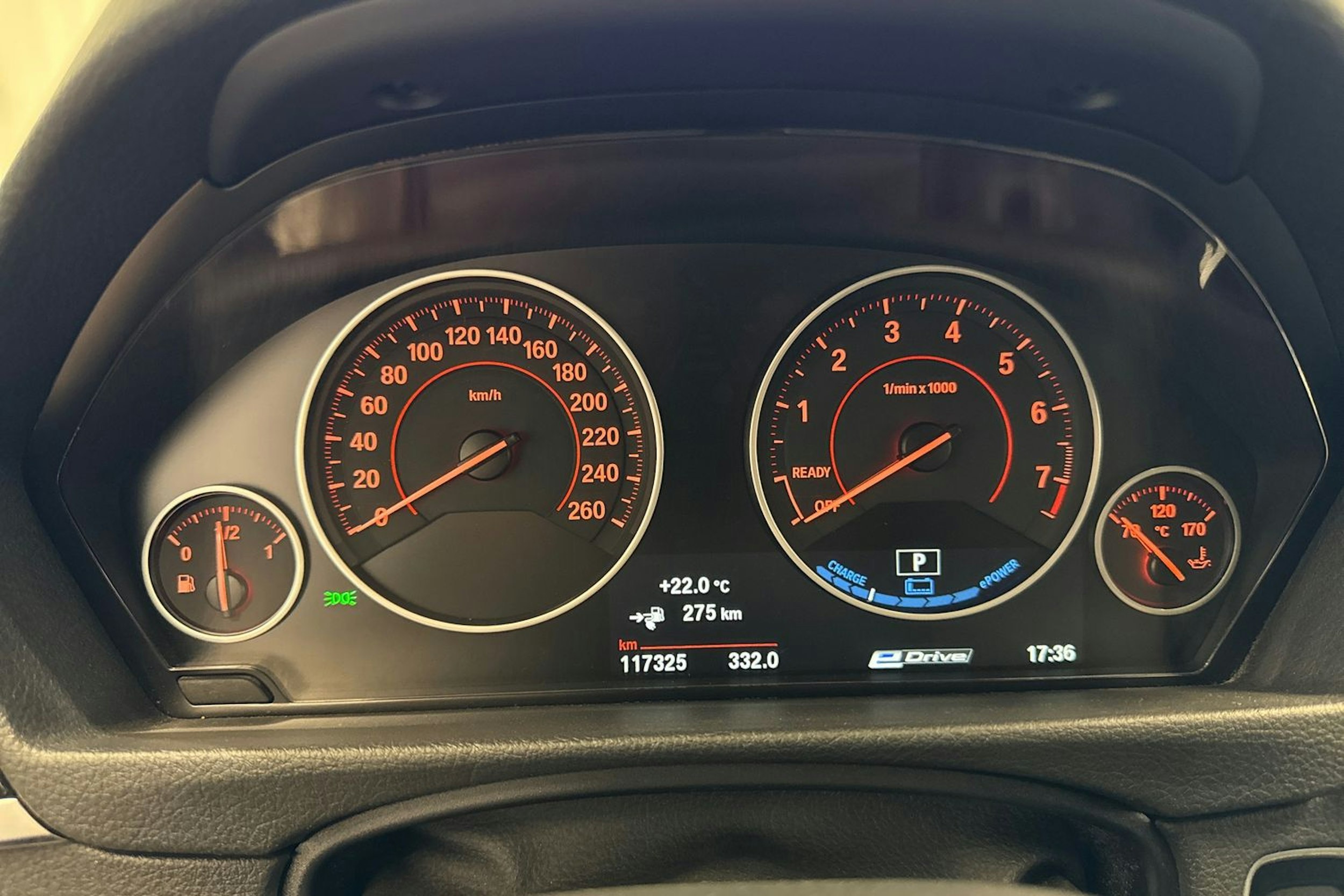 punainen BMW 330 2017 kuva 18.