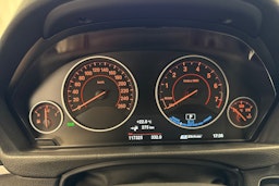 punainen BMW 330 2017 kuva 18.