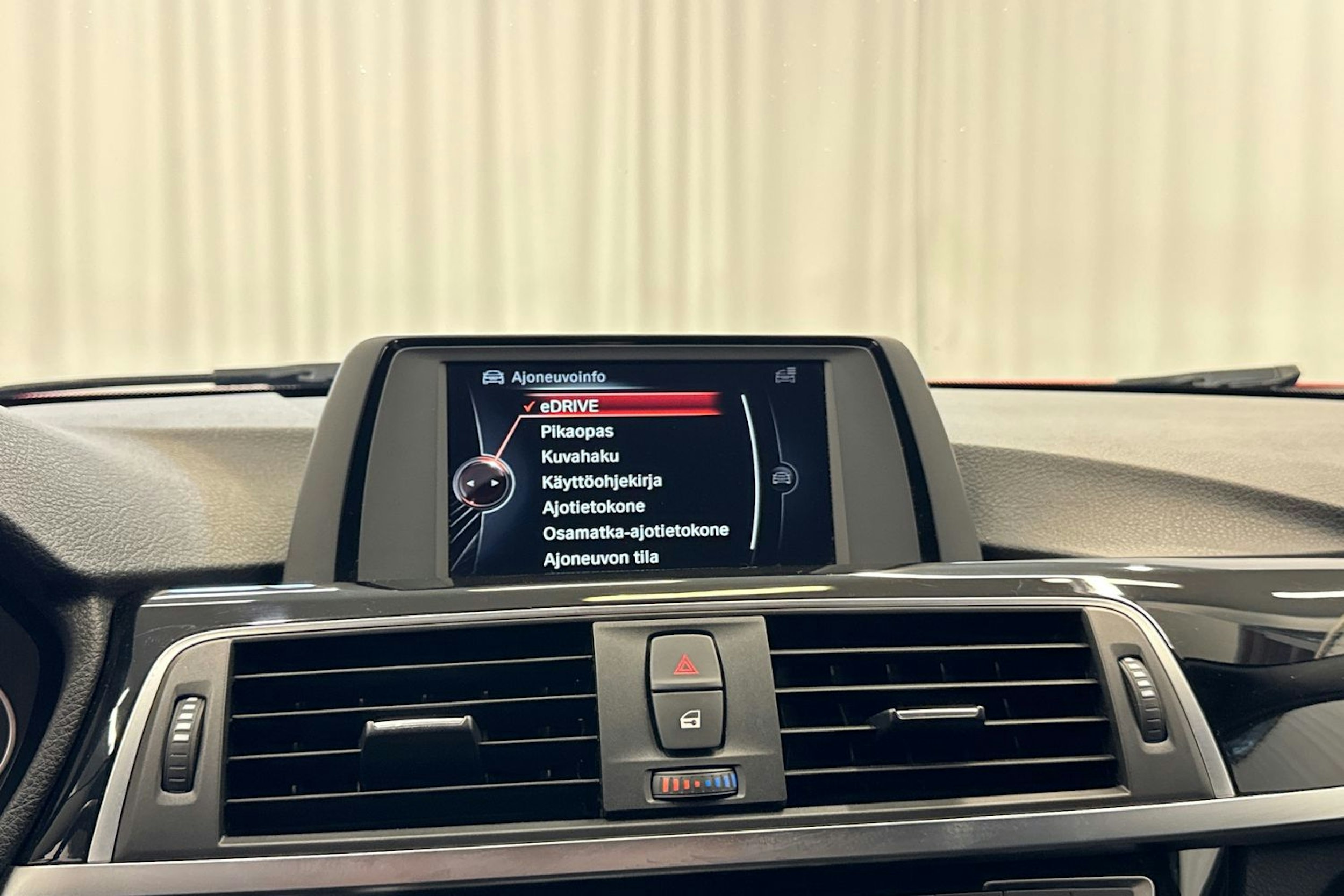 punainen BMW 330 2017 kuva 19.
