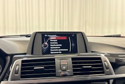punainen BMW 330 2017 kuva 19.