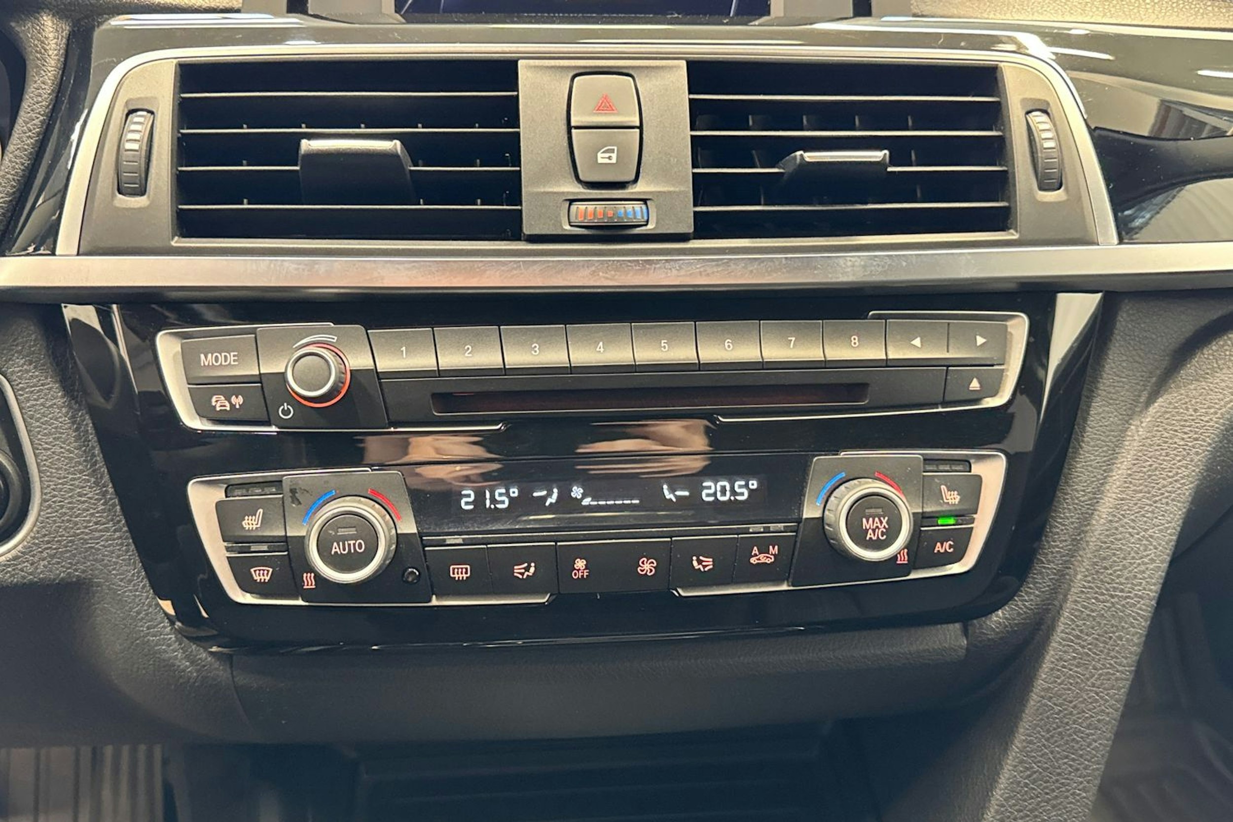 punainen BMW 330 2017 kuva 21.