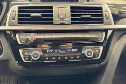 punainen BMW 330 2017 kuva 21.