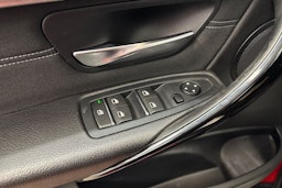 punainen BMW 330 2017 kuva 22.