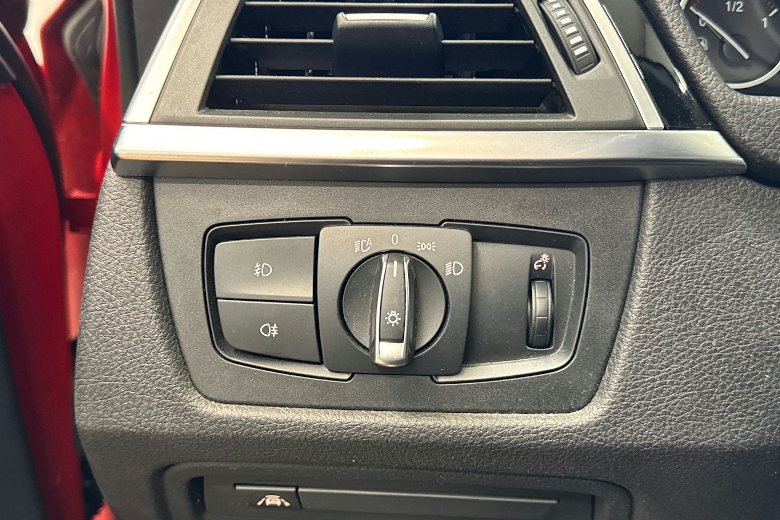 punainen BMW 330 2017 kuva 24.