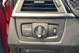 punainen BMW 330 2017 kuva 24.