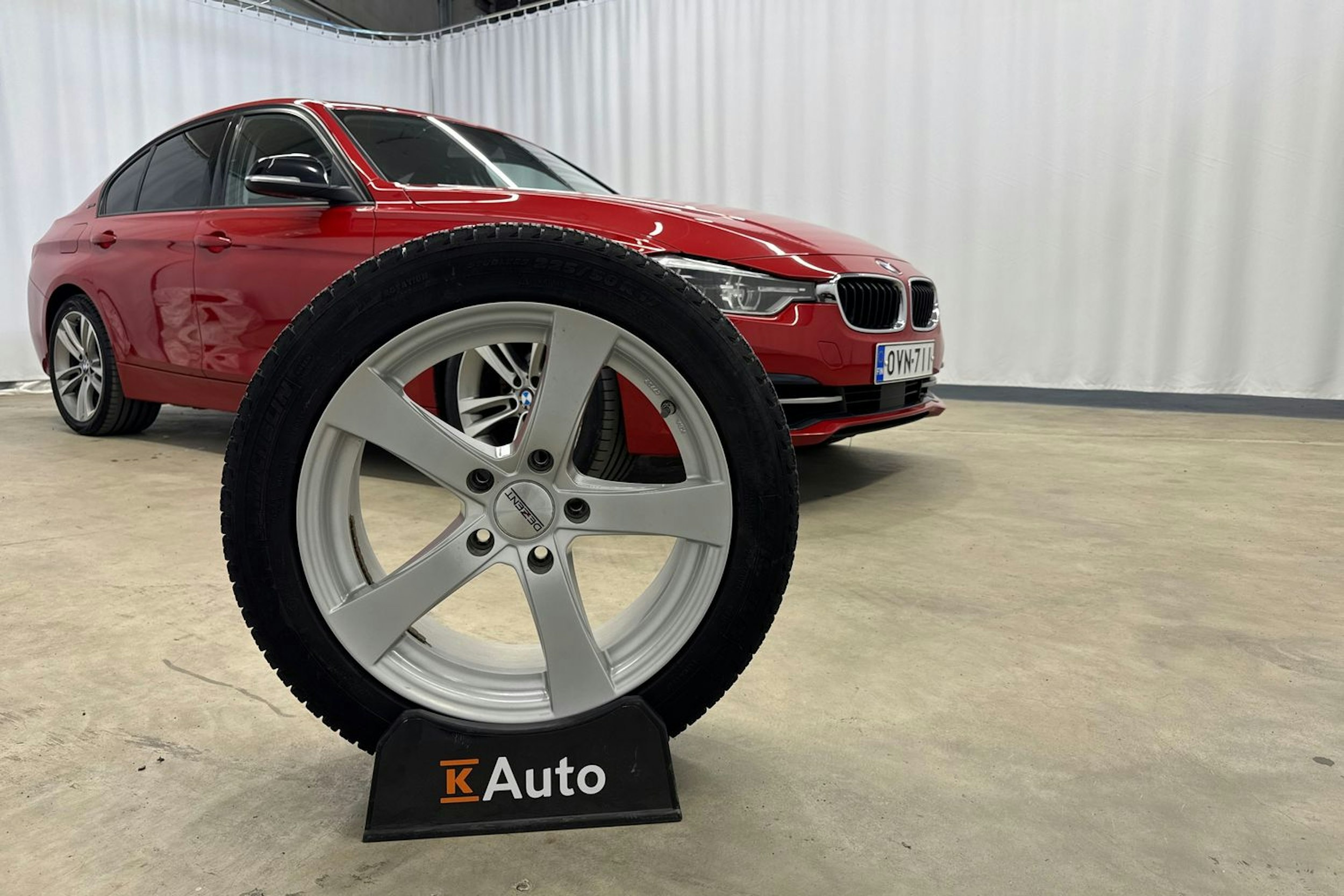 punainen BMW 330 2017 kuva 26.