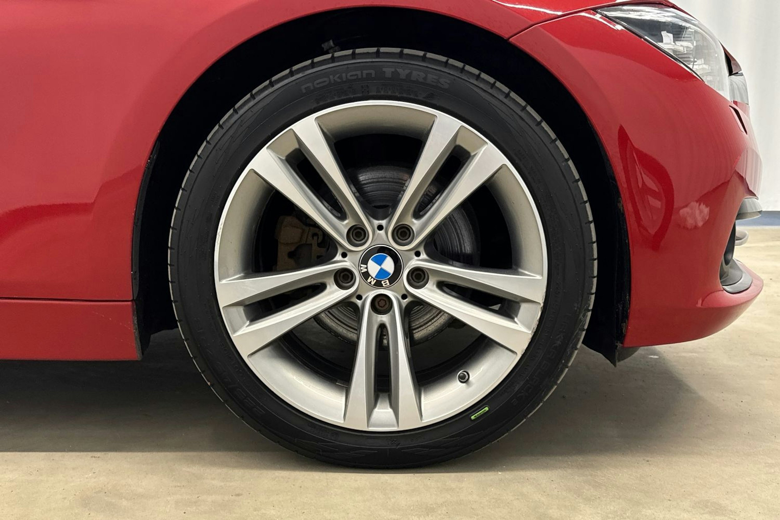 punainen BMW 330 2017 kuva 27.