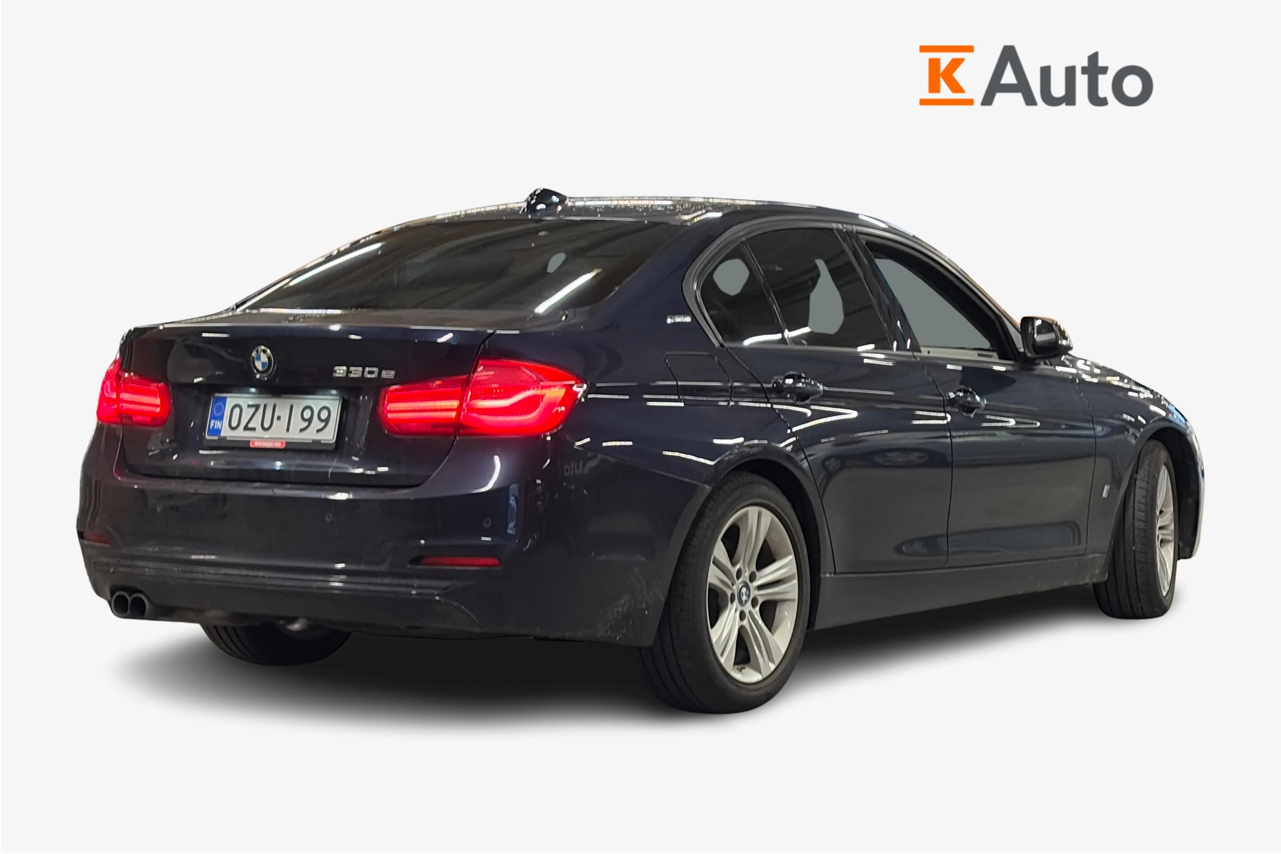 sininen BMW 330 2017 kuva 2.