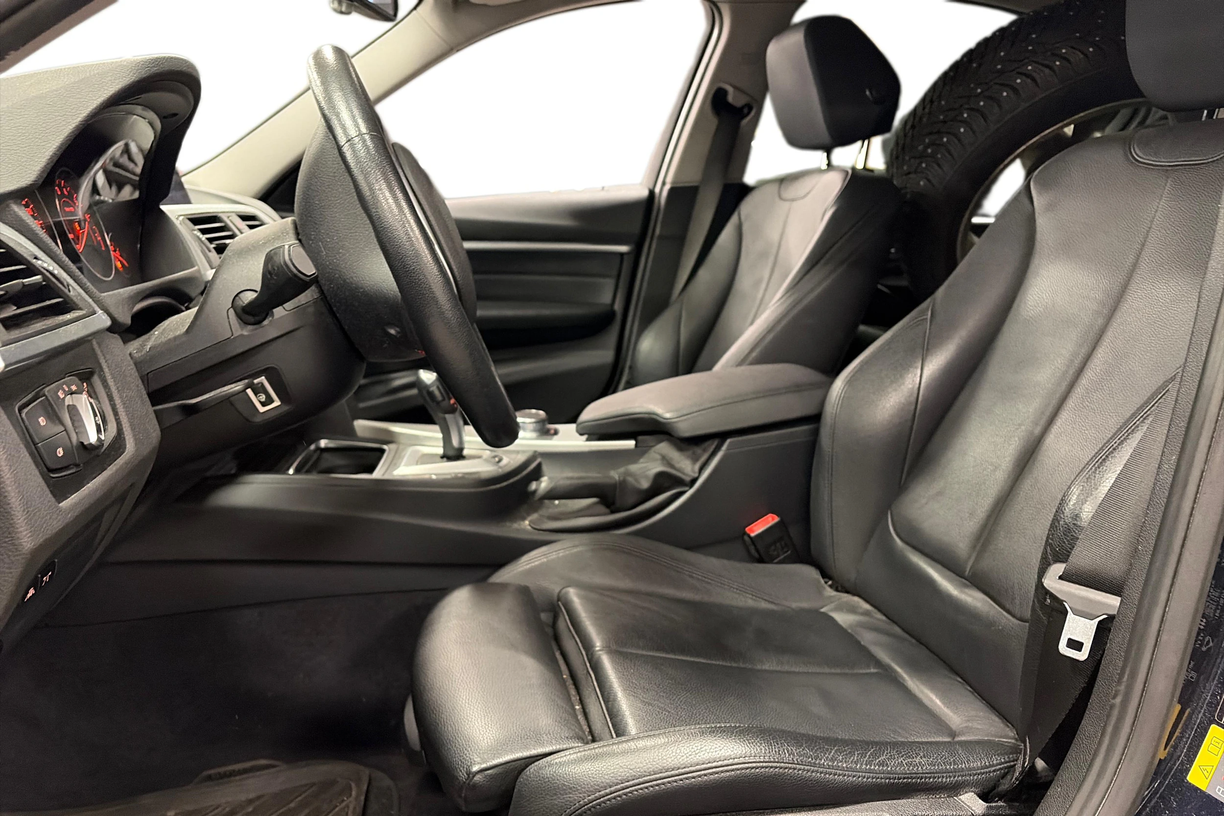 sininen BMW 330 2017 kuva 3.