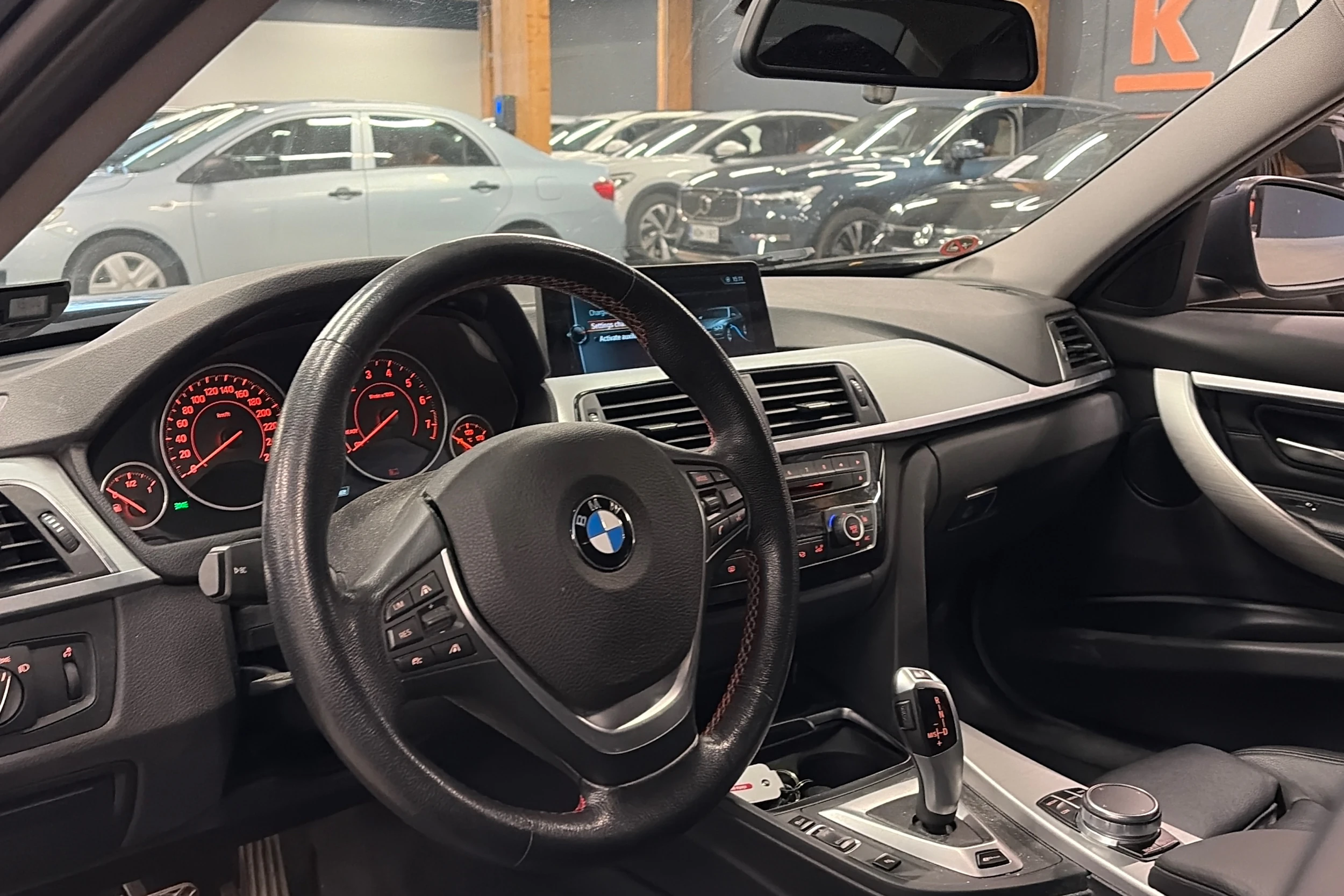 sininen BMW 330 2017 kuva 4.