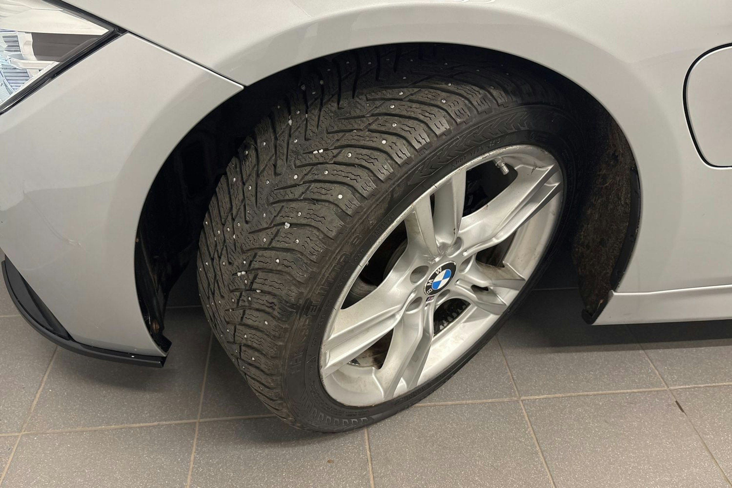 hopea BMW 330 2017 kuva 13.