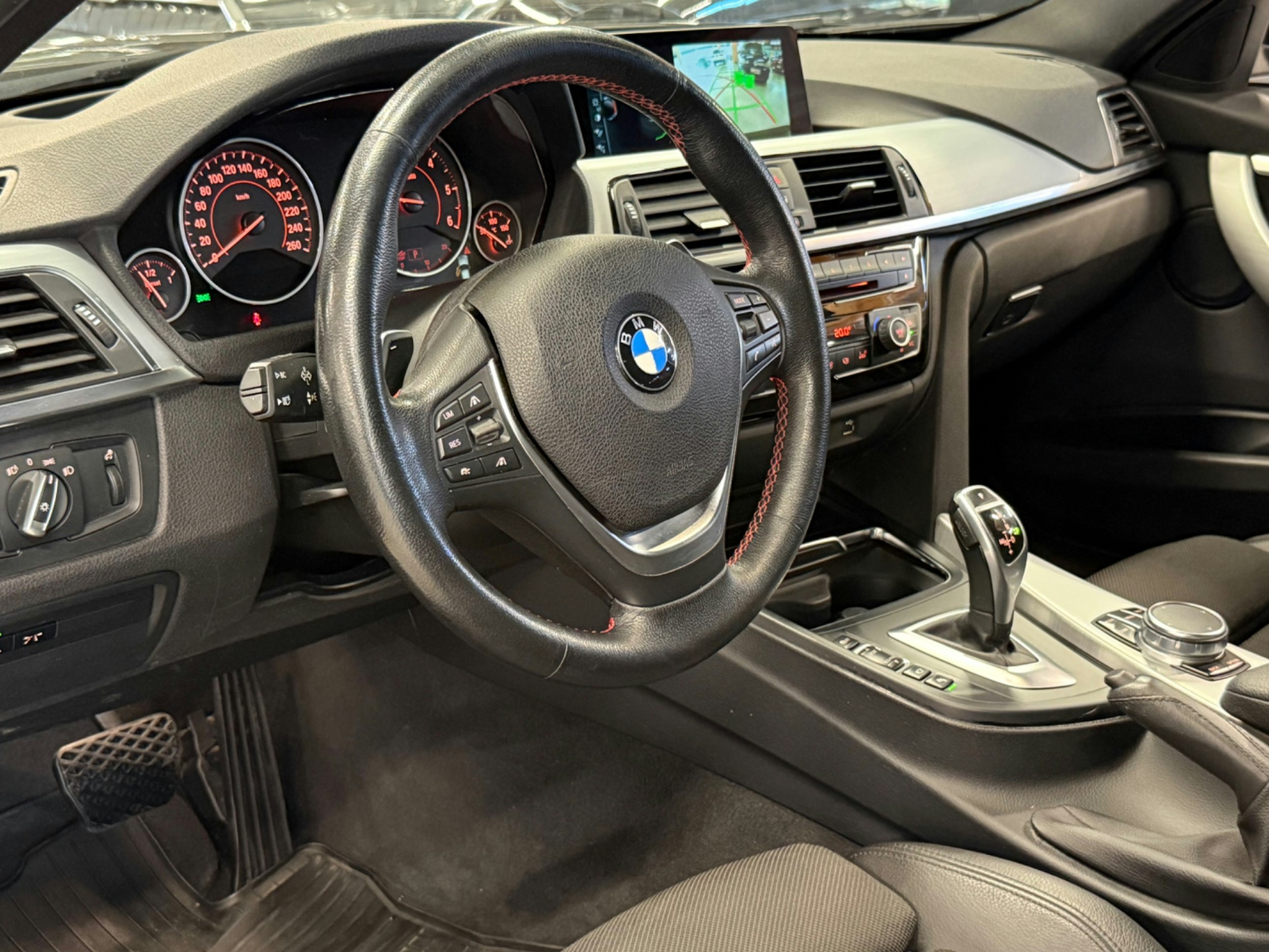 musta BMW 330 2017 kuva 3.
