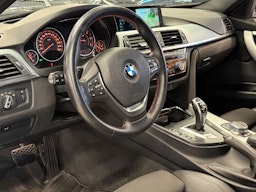 musta BMW 330 2017 kuva 3.