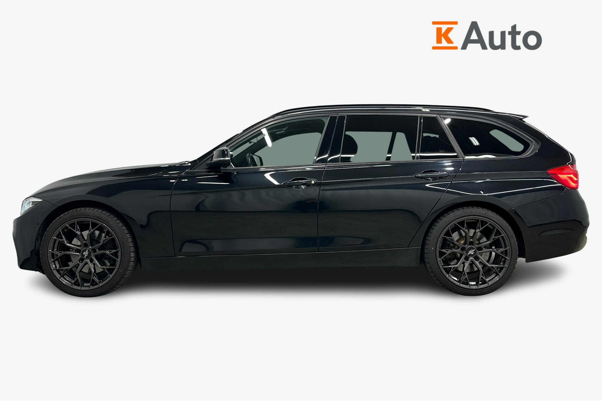 musta BMW 330 2017 kuva 6.