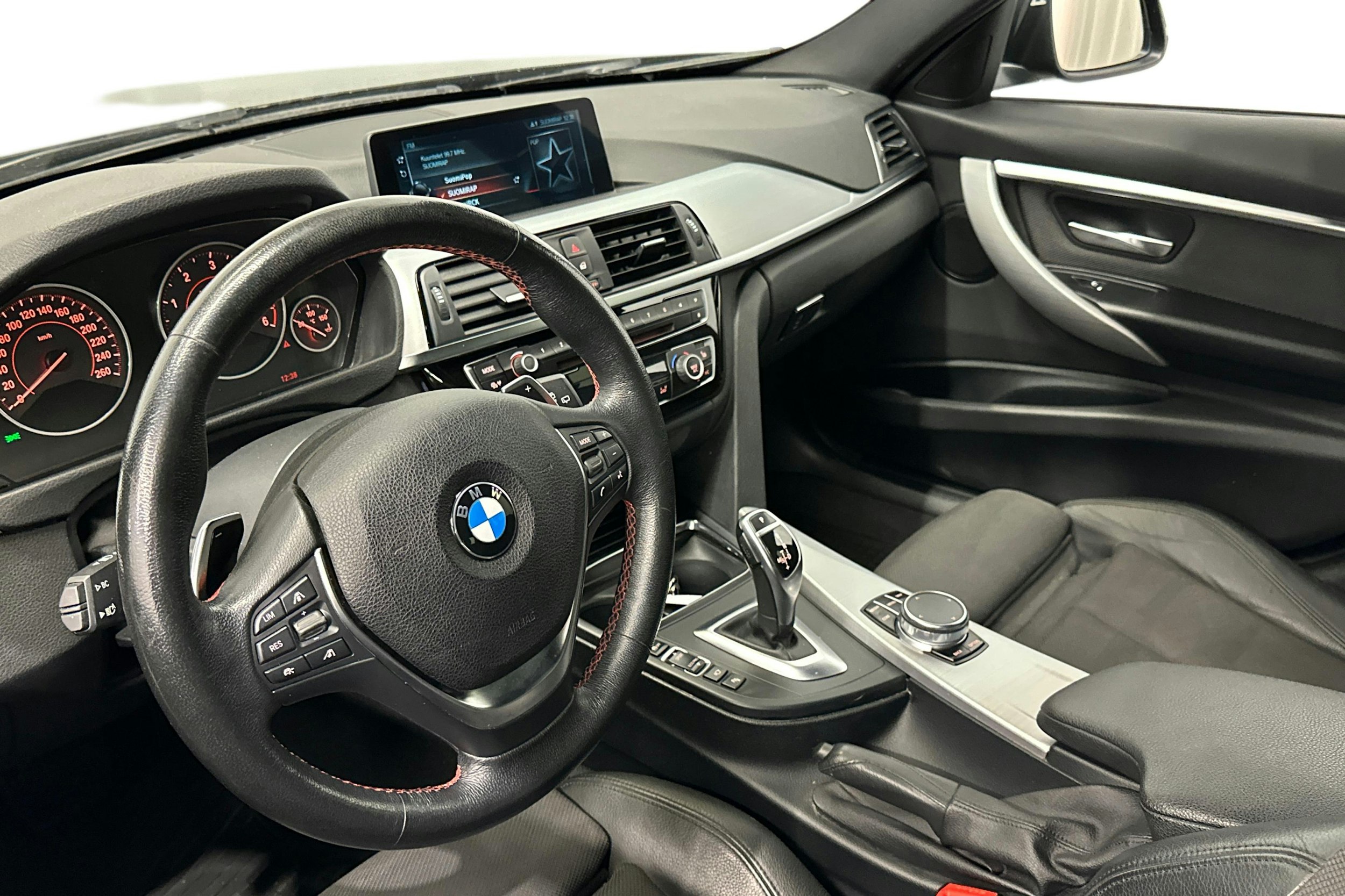 musta BMW 330 2017 kuva 7.