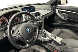musta BMW 330 2017 kuva 7.