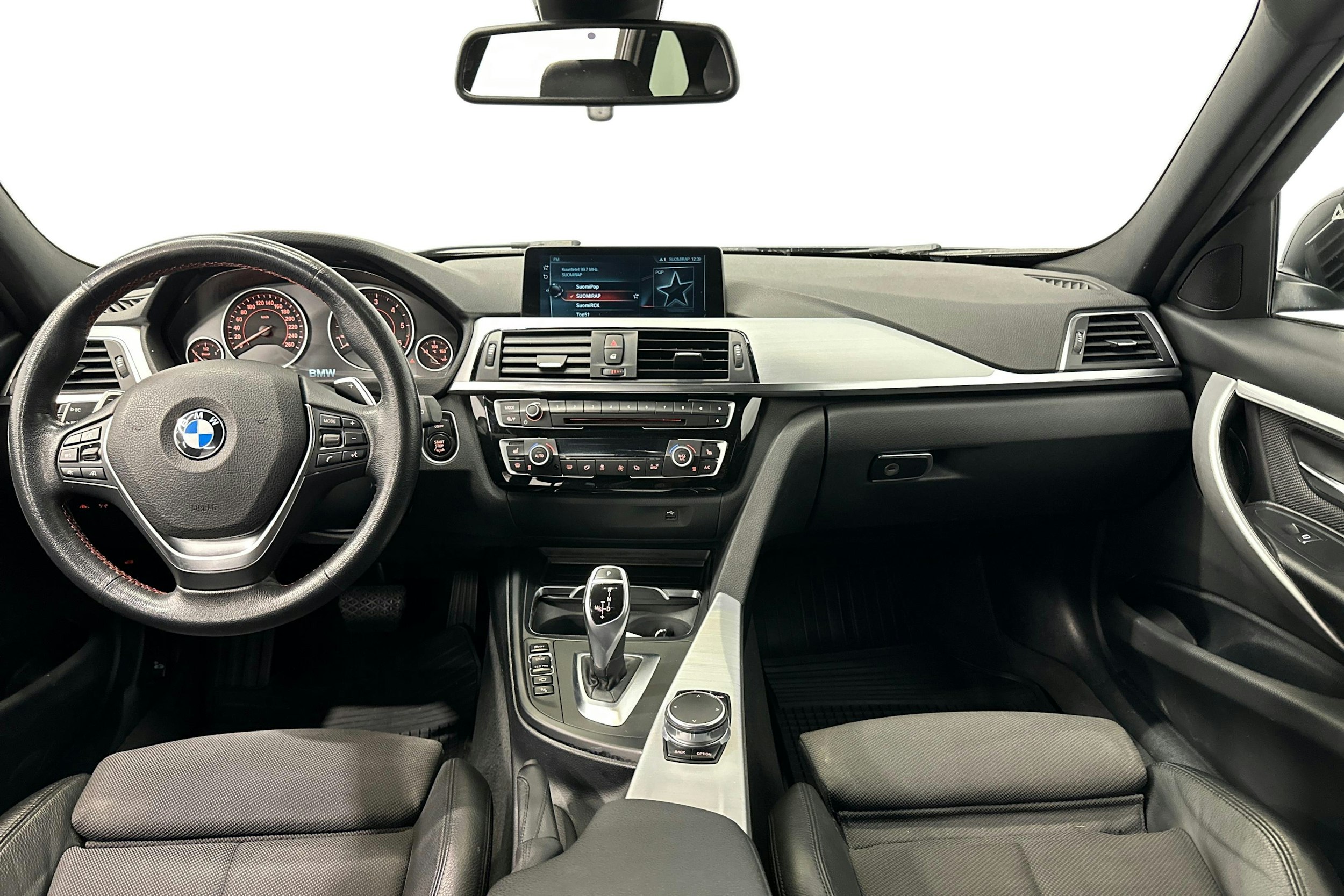 musta BMW 330 2017 kuva 9.