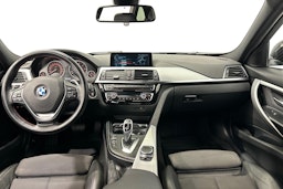 musta BMW 330 2017 kuva 9.