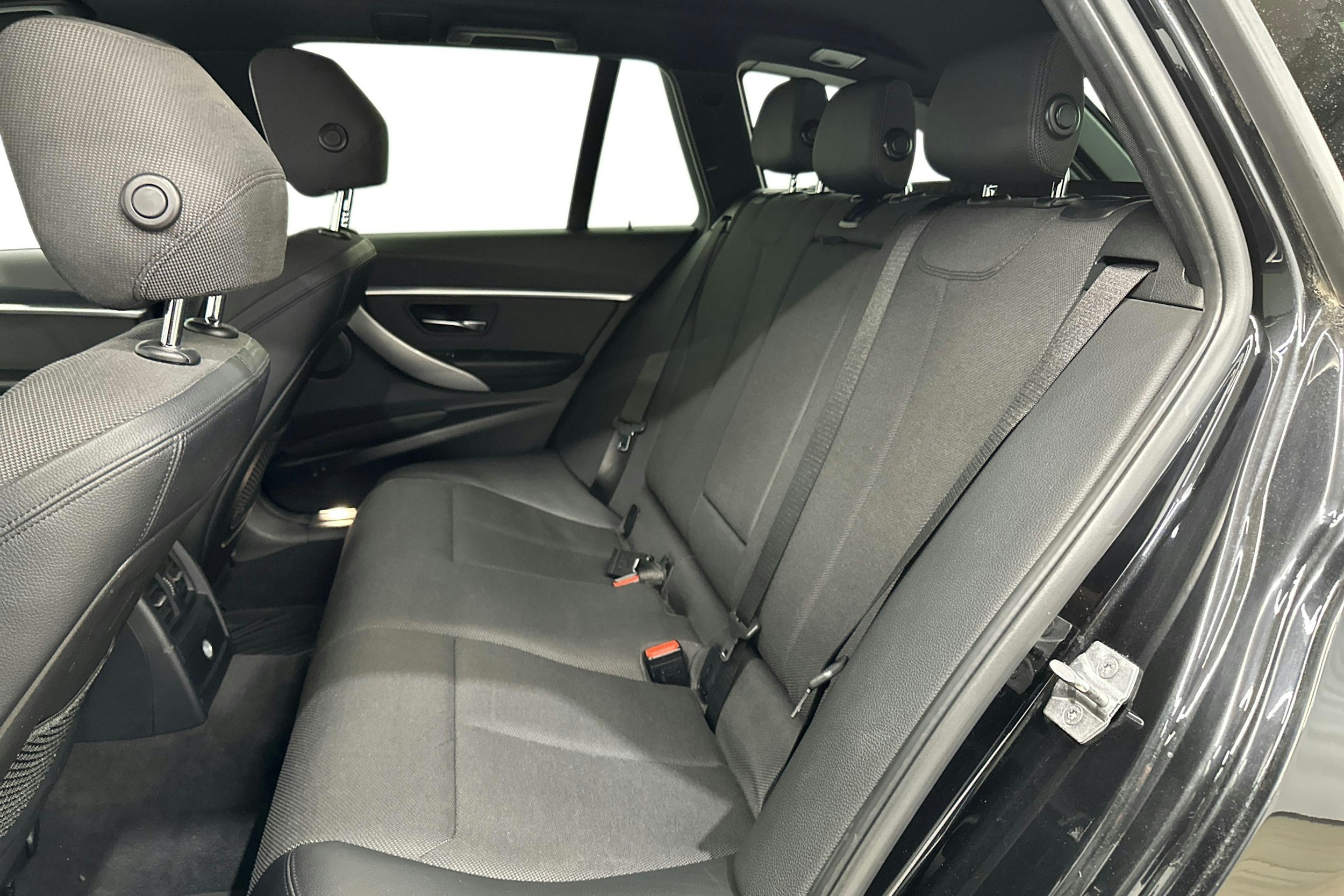 musta BMW 330 2017 kuva 11.