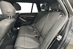 musta BMW 330 2017 kuva 11.