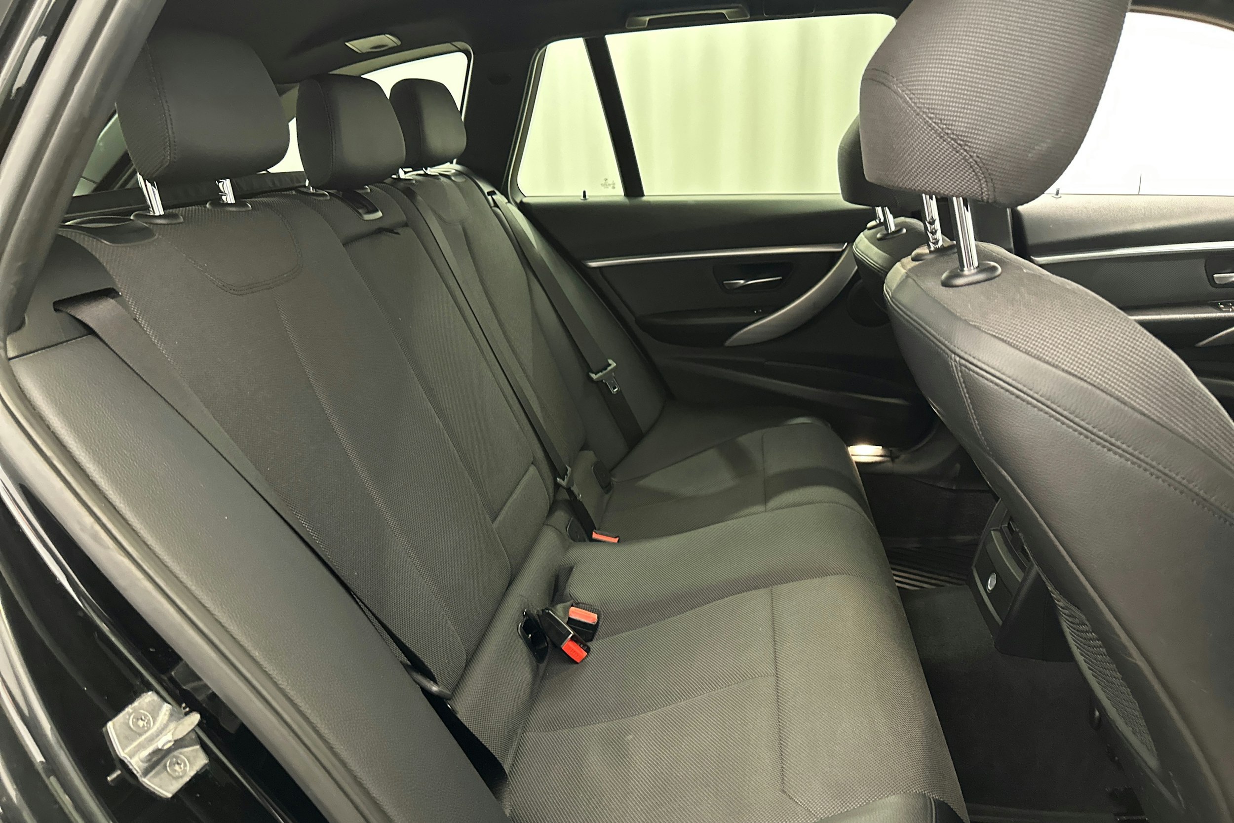 musta BMW 330 2017 kuva 13.