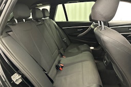 musta BMW 330 2017 kuva 13.
