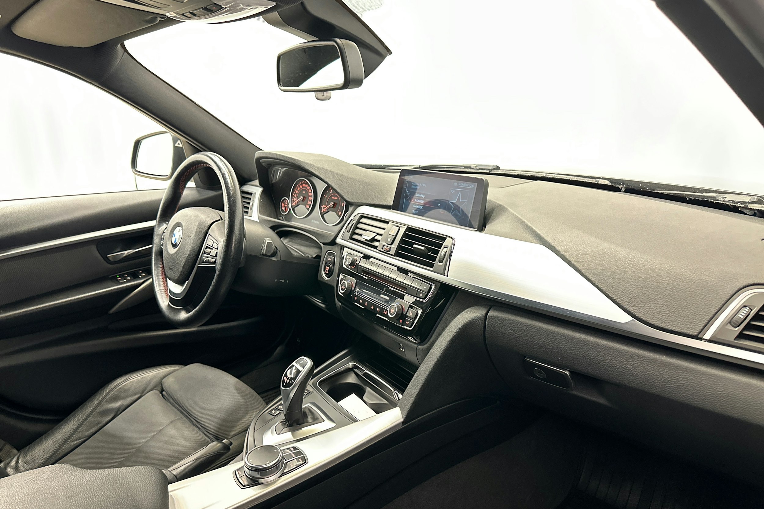 musta BMW 330 2017 kuva 14.