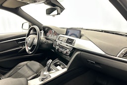 musta BMW 330 2017 kuva 14.