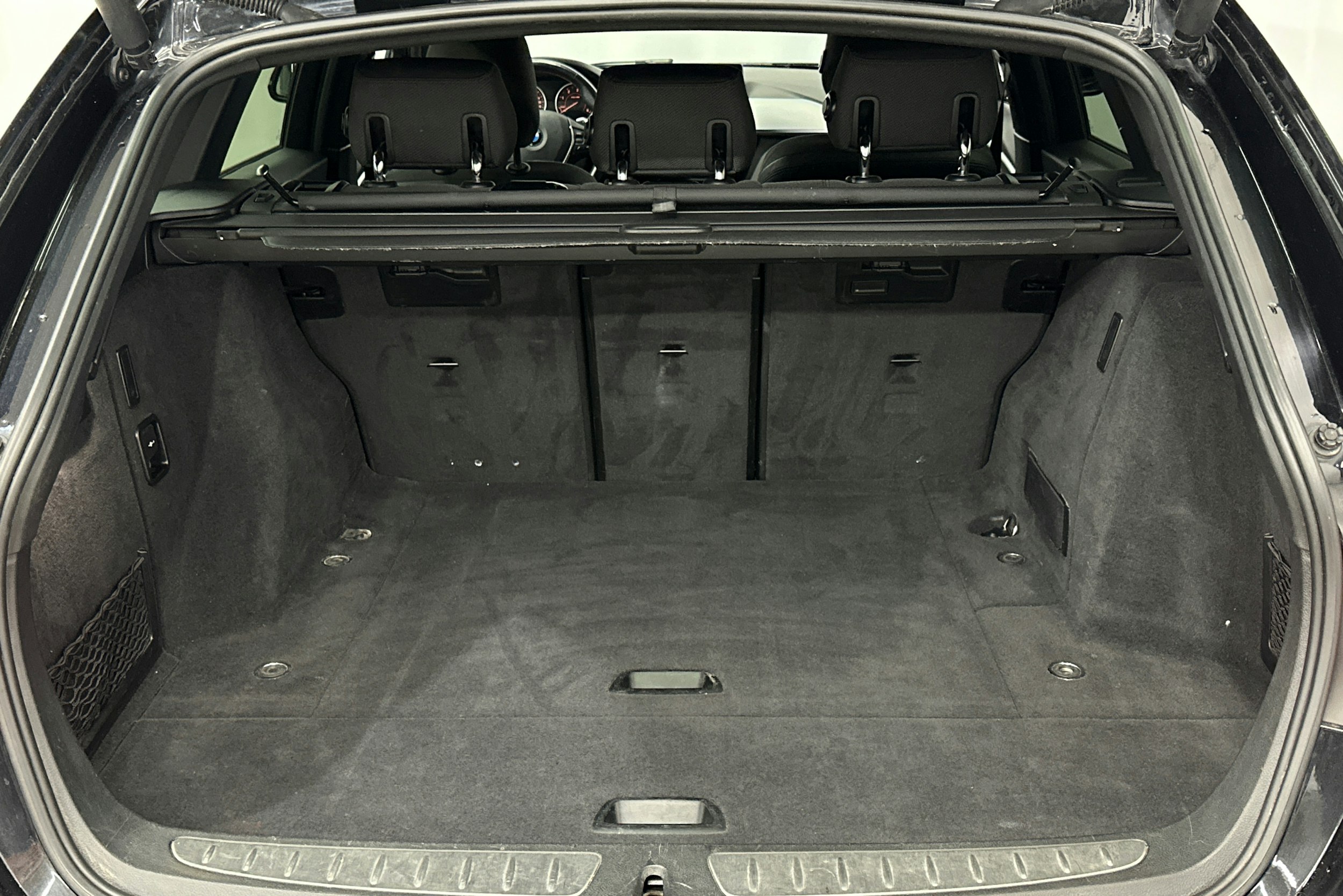 musta BMW 330 2017 kuva 16.
