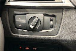 musta BMW 330 2017 kuva 18.