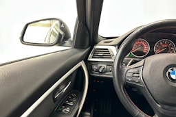 musta BMW 330 2017 kuva 19.