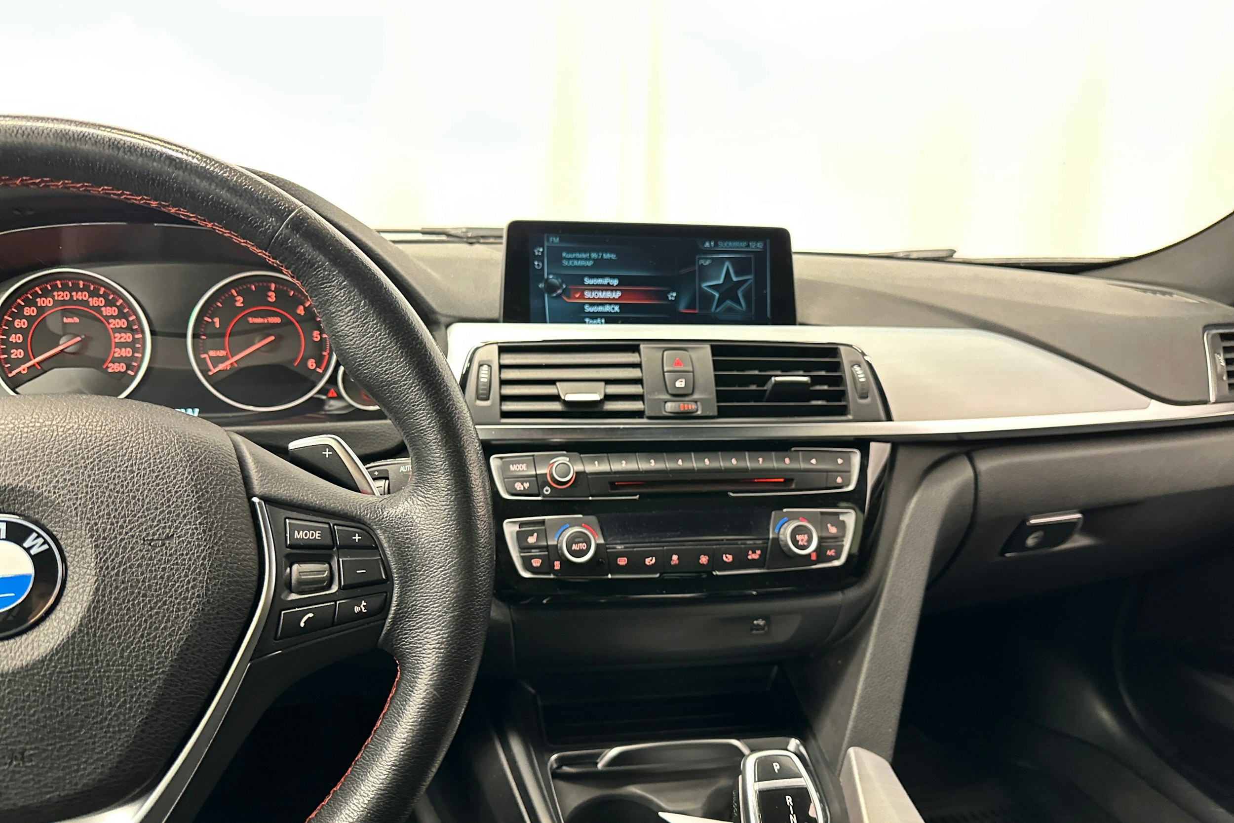 musta BMW 330 2017 kuva 20.