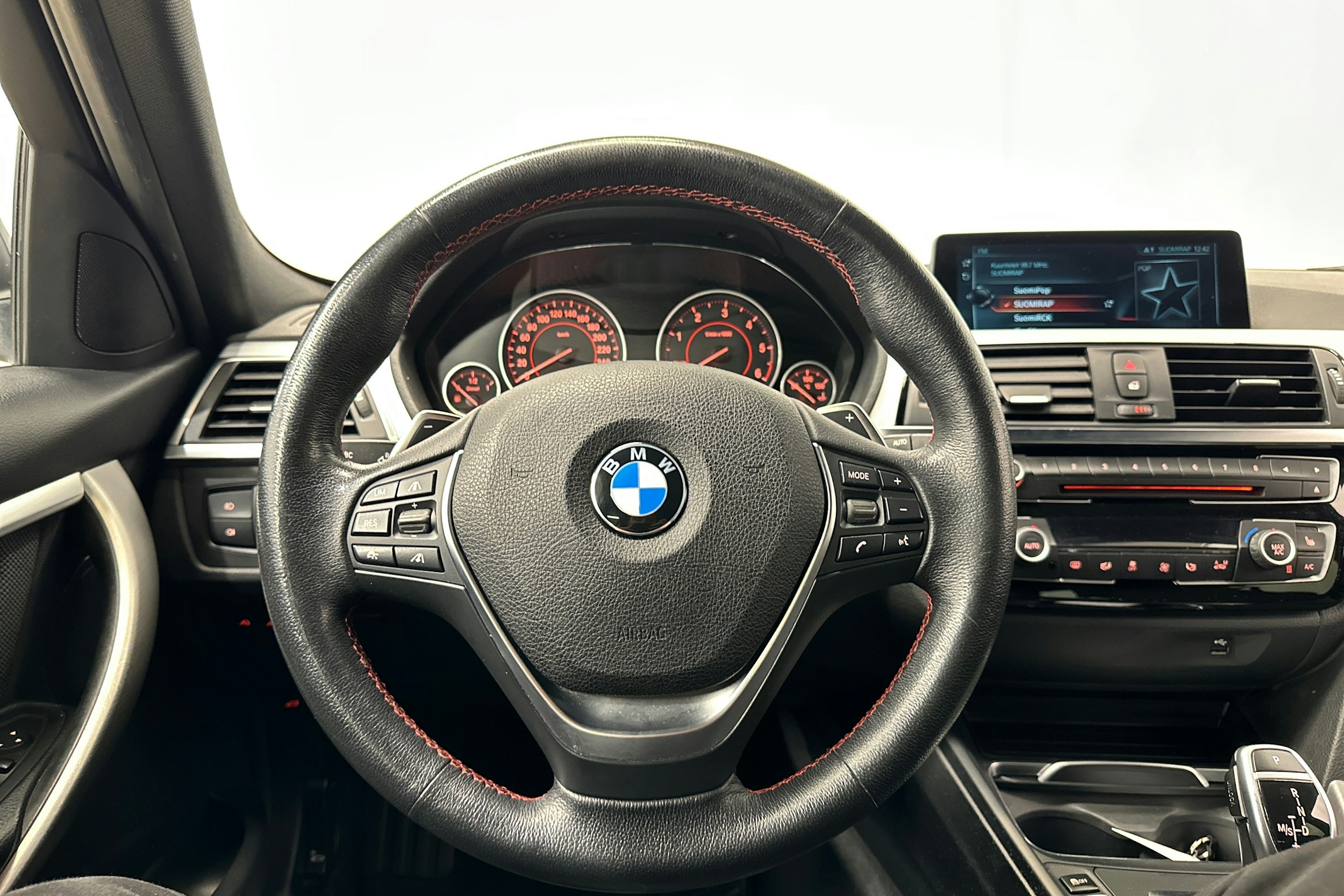 musta BMW 330 2017 kuva 21.