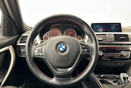 musta BMW 330 2017 kuva 21.