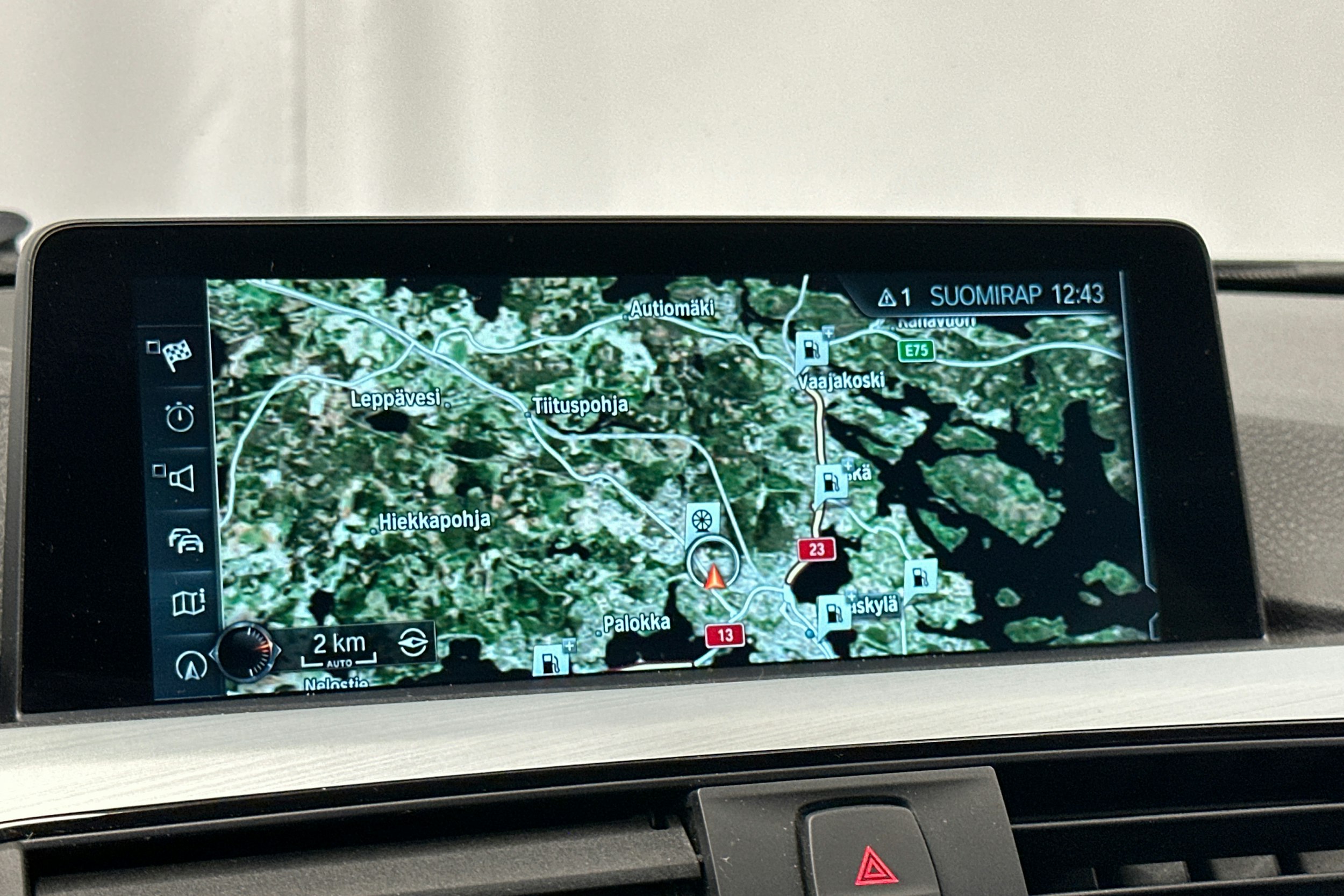 musta BMW 330 2017 kuva 24.