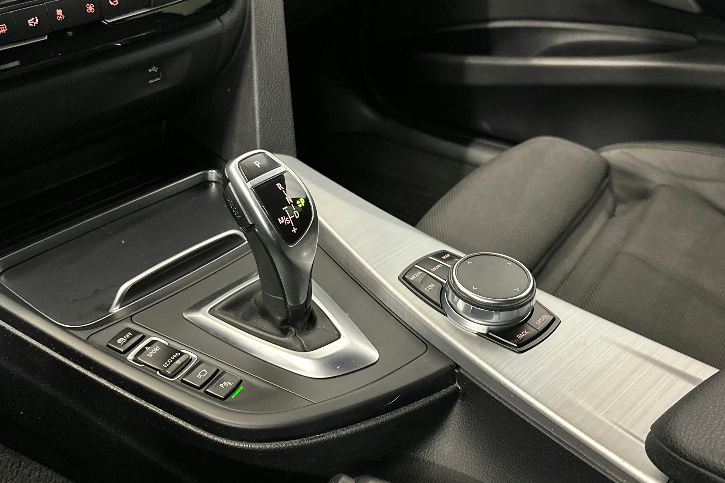 musta BMW 330 2017 kuva 28.