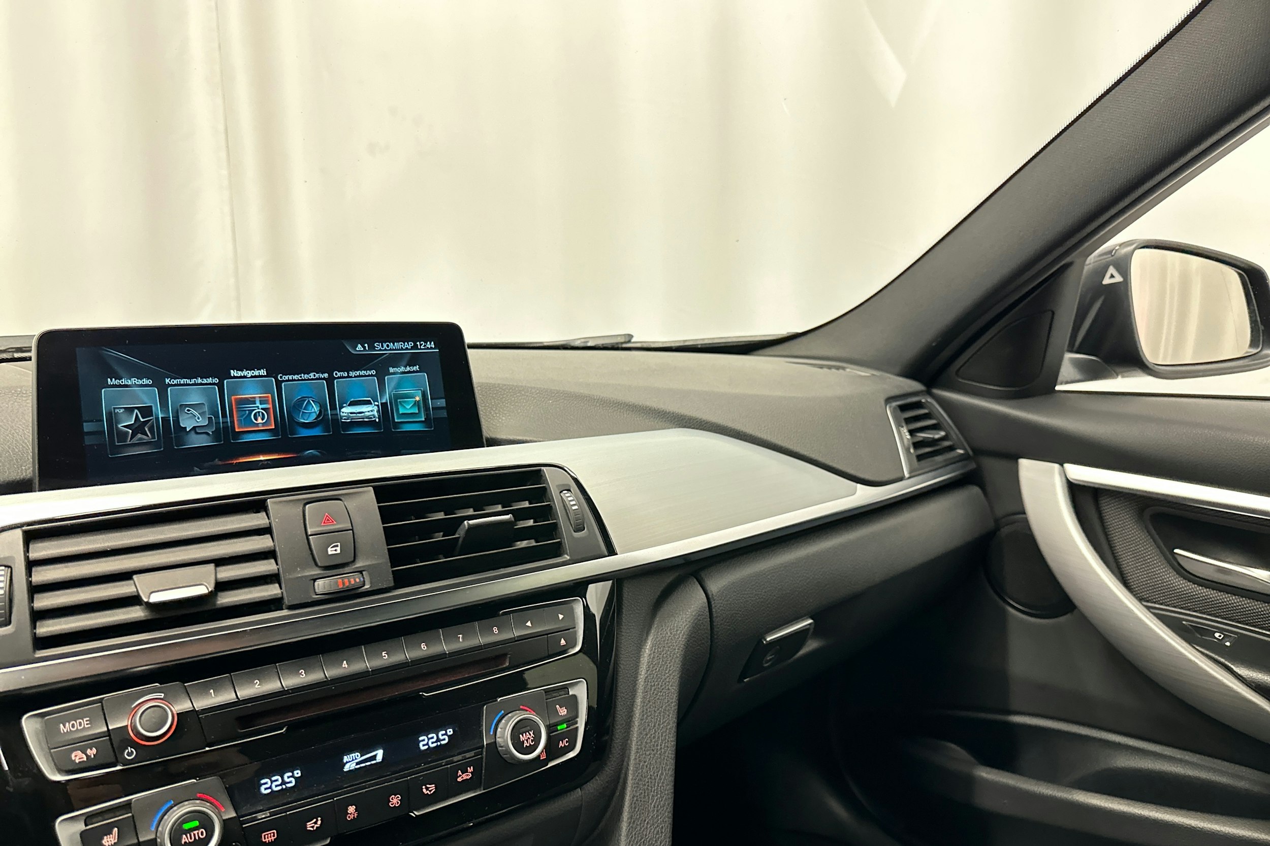 musta BMW 330 2017 kuva 29.