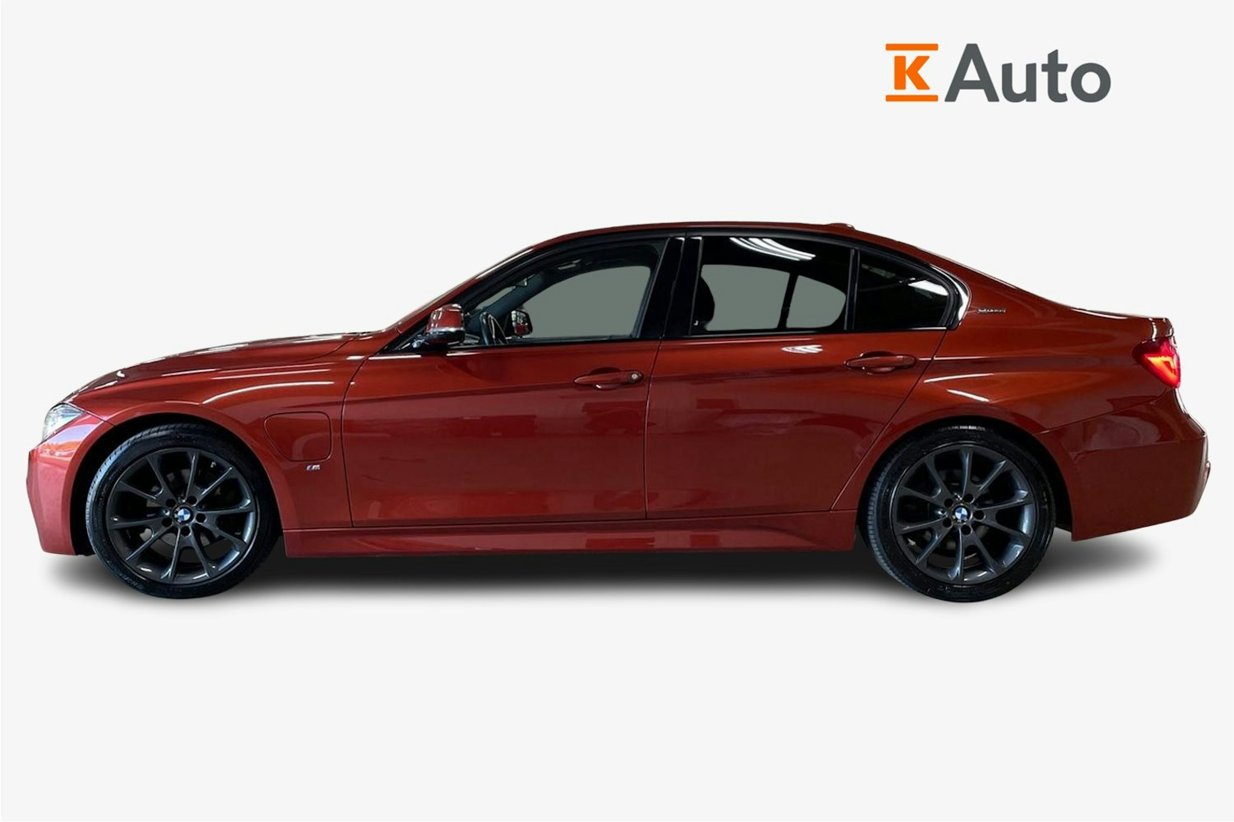 Oranssi BMW 330 2018 kuva 6.