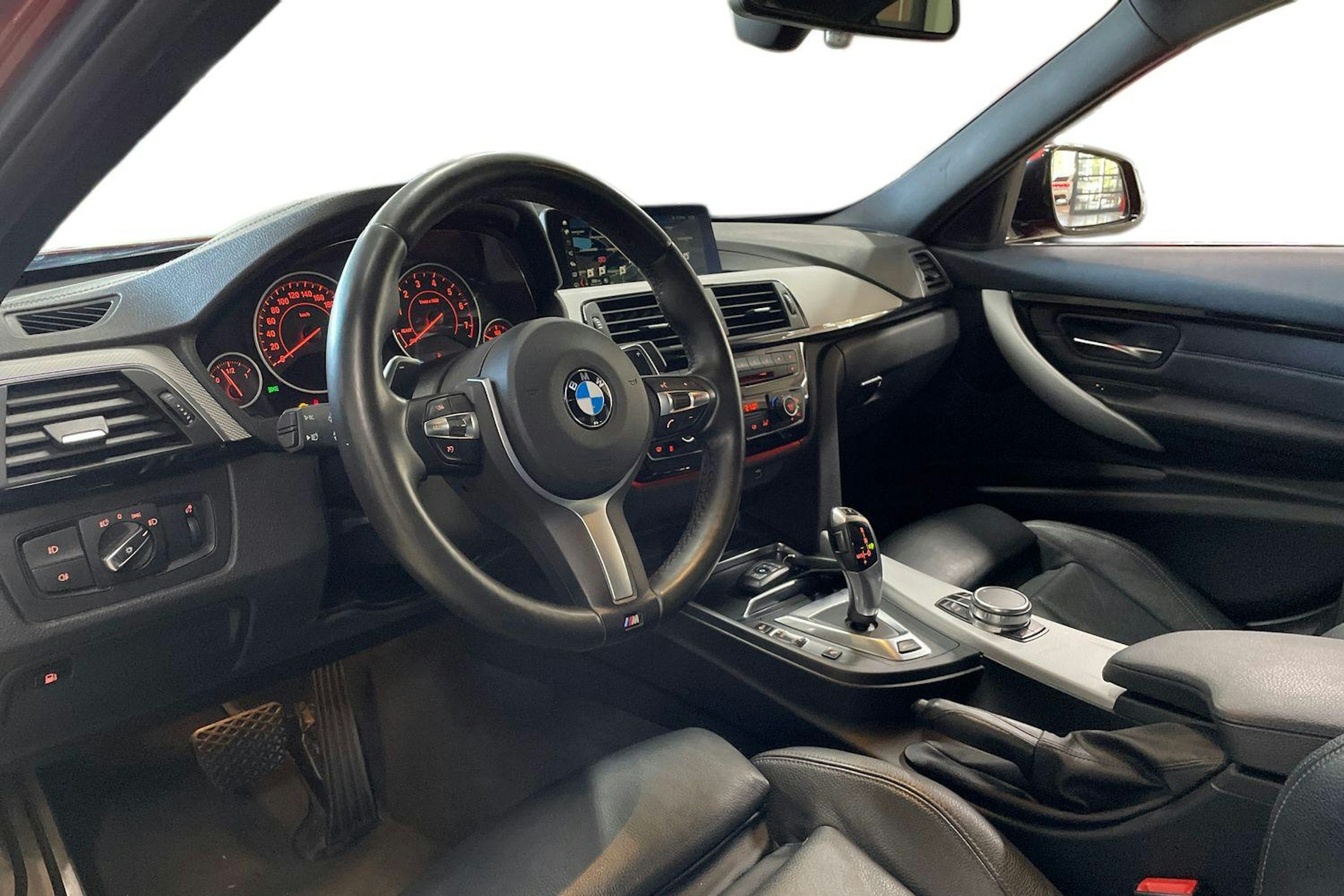 Oranssi BMW 330 2018 kuva 7.