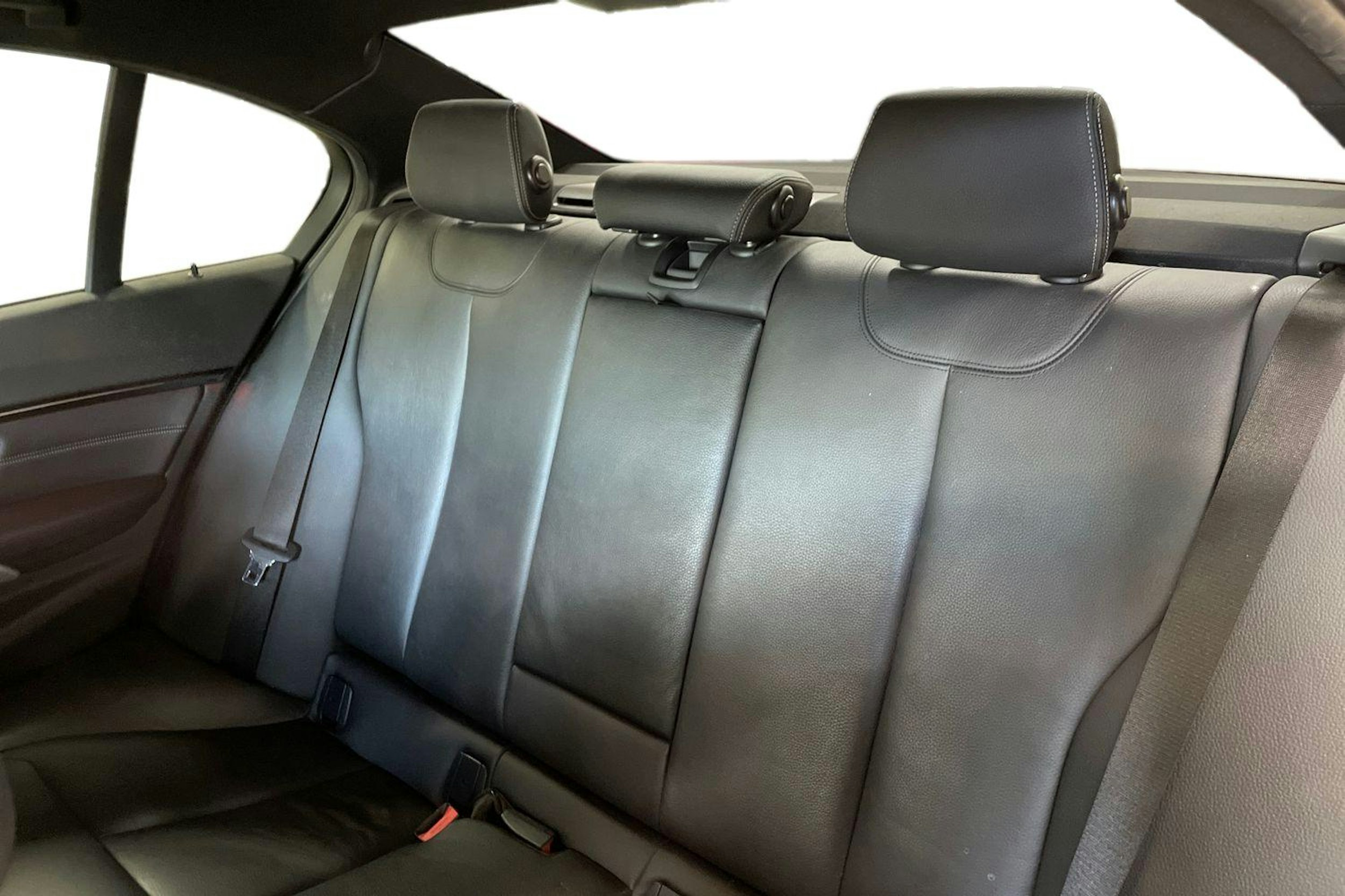 Oranssi BMW 330 2018 kuva 10.