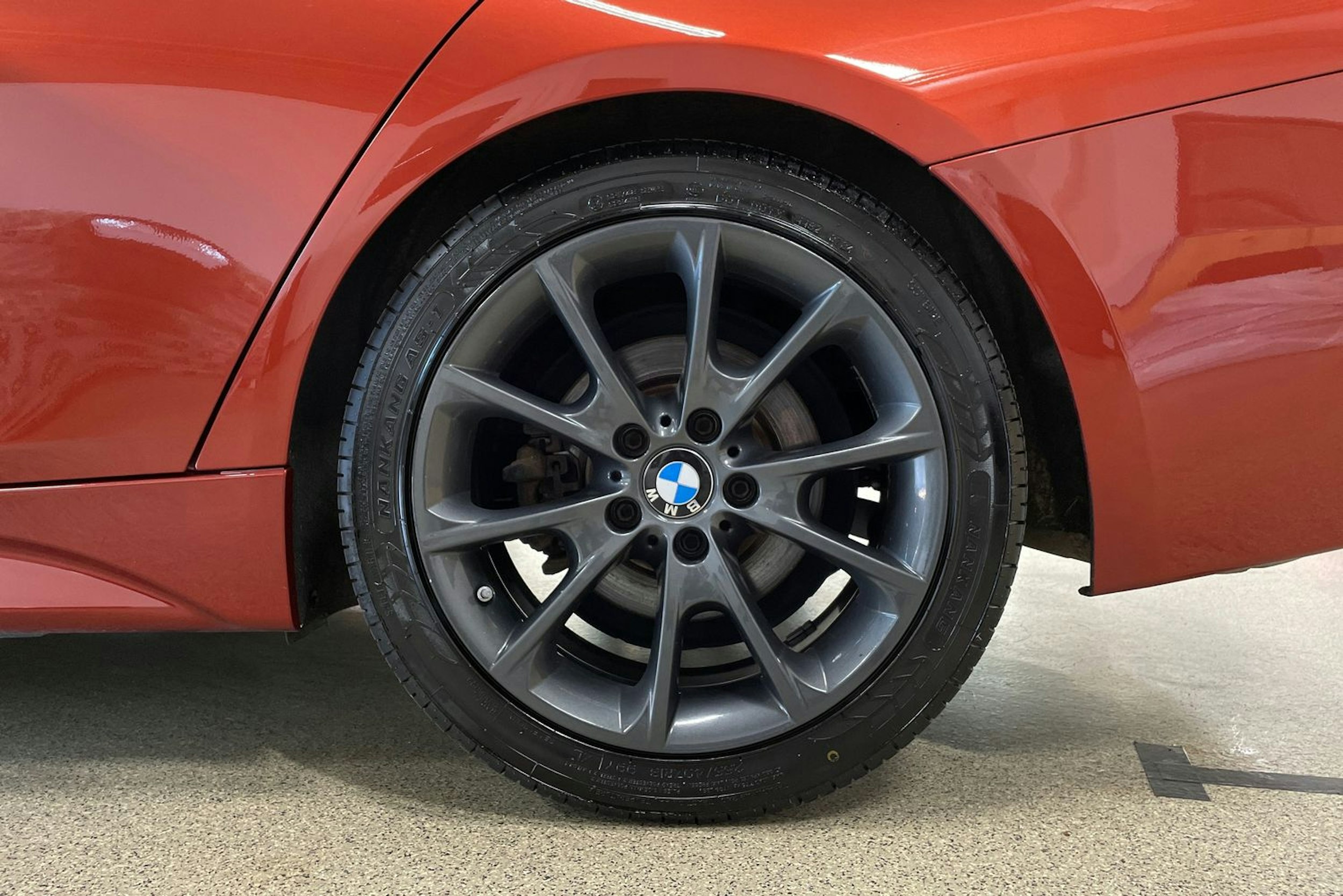 Oranssi BMW 330 2018 kuva 13.