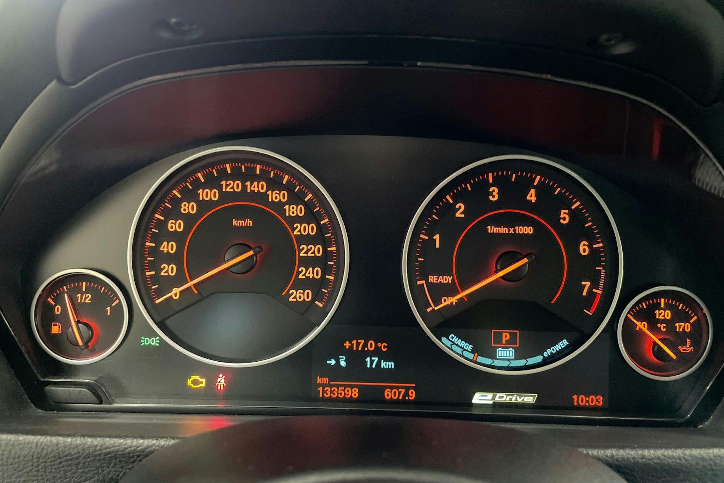 Oranssi BMW 330 2018 kuva 16.