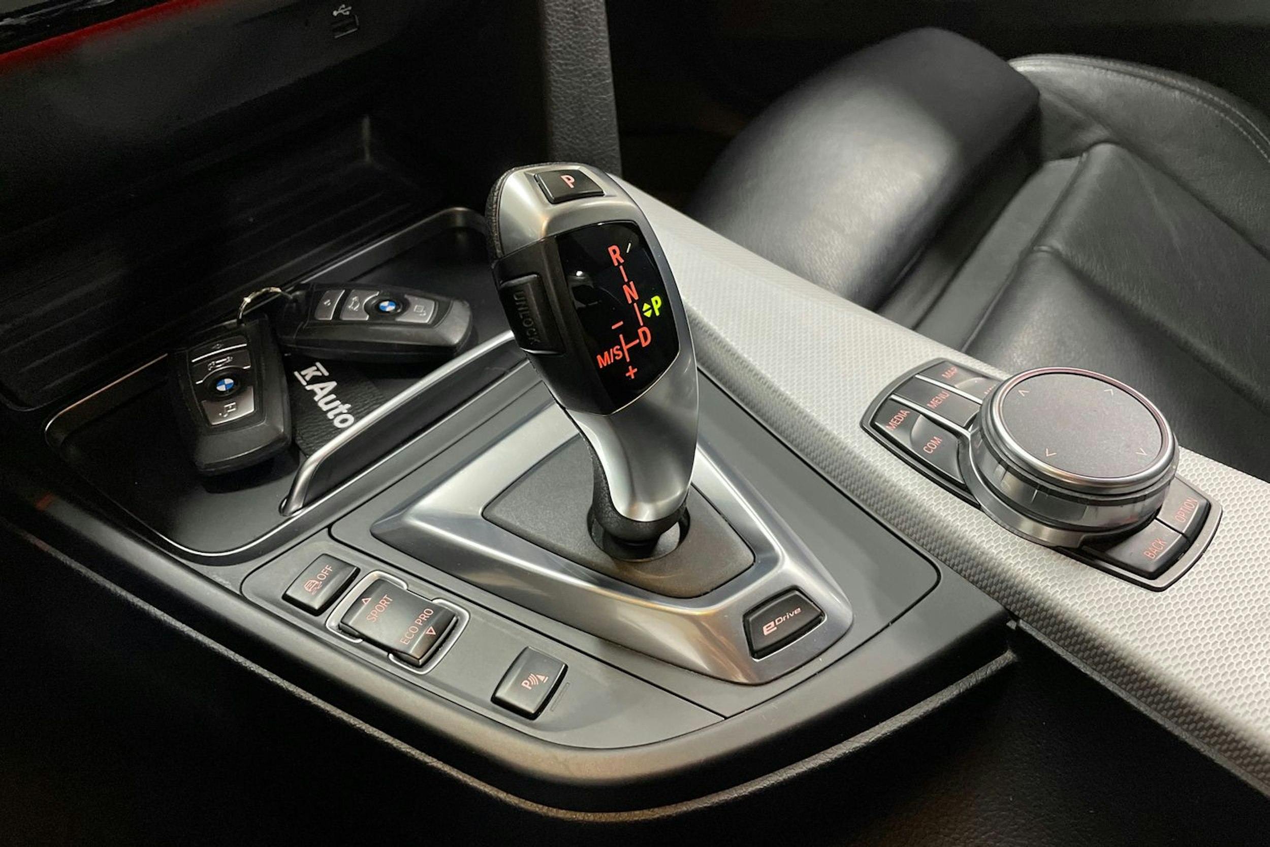 Oranssi BMW 330 2018 kuva 20.