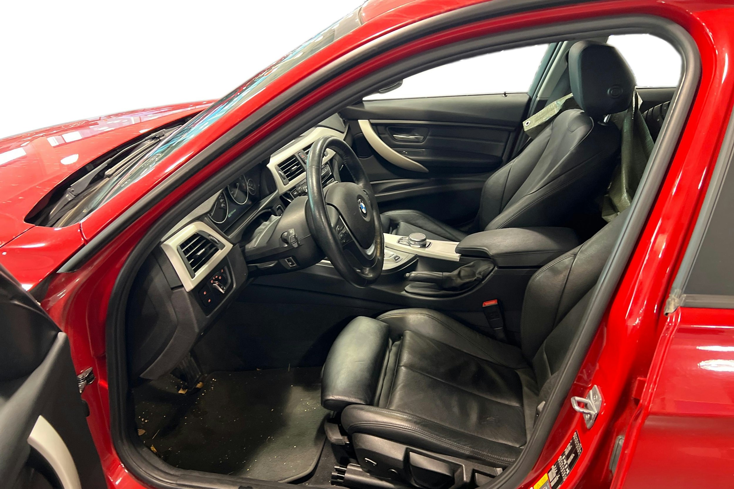 punainen BMW 330 2018 kuva 3.